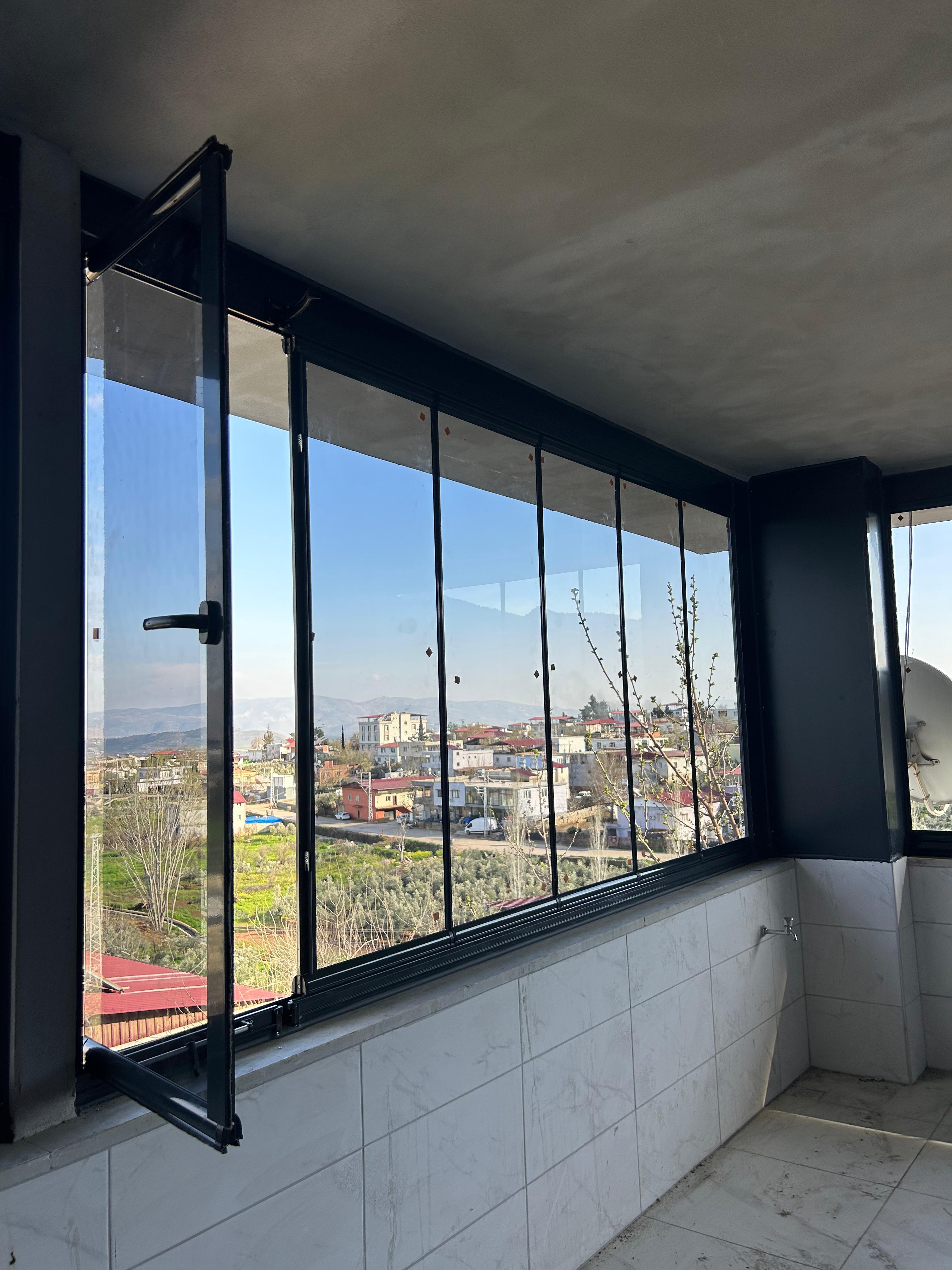 Dost Pen'in Hassa'da monte ettiği alüminyum cam balkon sistemi ve manzara
